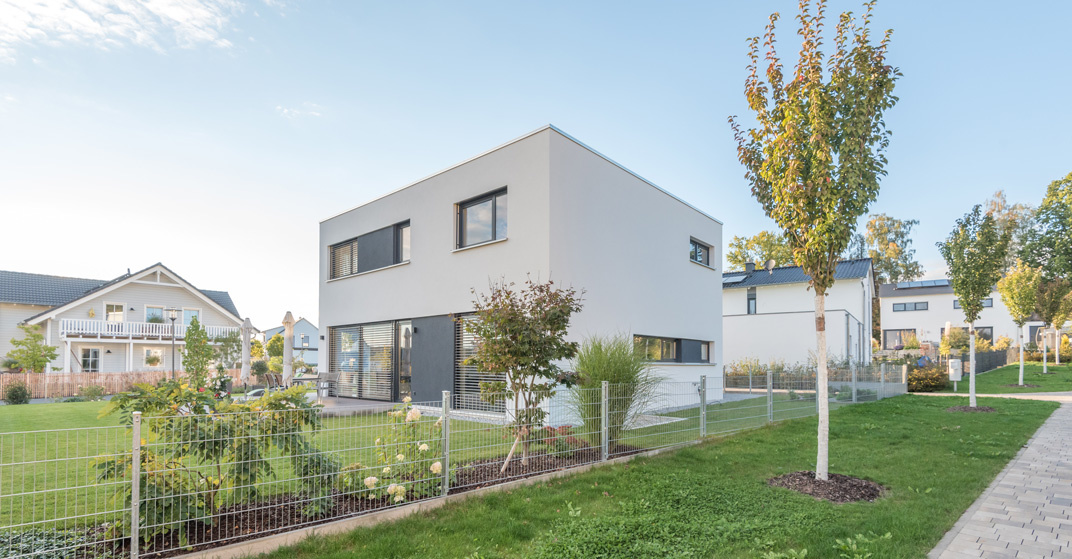 Modernes Einfamilienhaus in einer Wohnhaus-Siedlung im Grünen