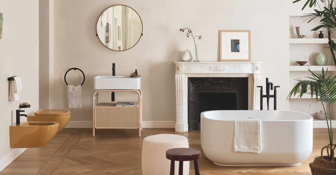 Ein minimalistisch eingerichtetes, helles Badezimmer mit einer freistehenden, weißen Badewanne des Modells Dafne der Firma Ceramico Cielo.