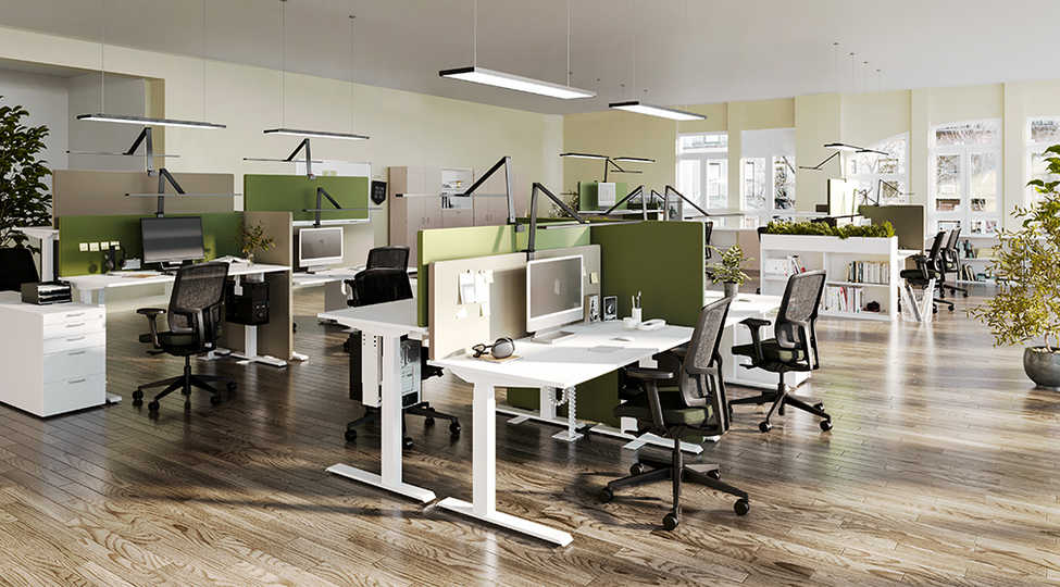 helles, modernes in weiß und olivgrün gehaltenes Großraumbüro mit mehreren SPINE-Schreibtischen, keine Menschen